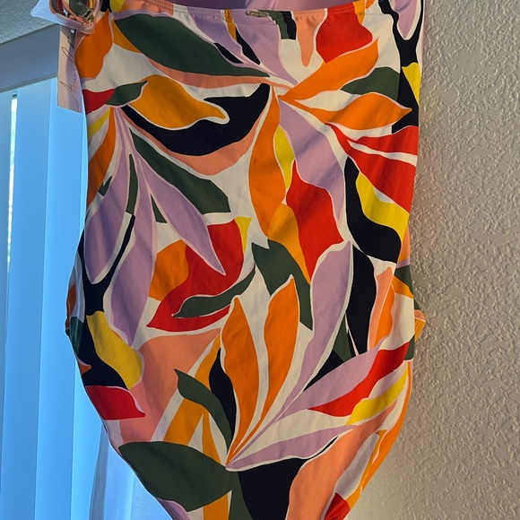 Women's Twist-Front Printed One-Piece Bandeau Swimsuit - Picture 4 of 7
